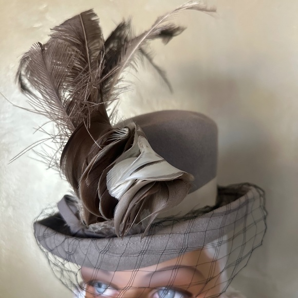 FABULOUS 1940\'s TAUPE TOP HAT STYLE HAT + BROWN/IVORY FEATHERS main image 9